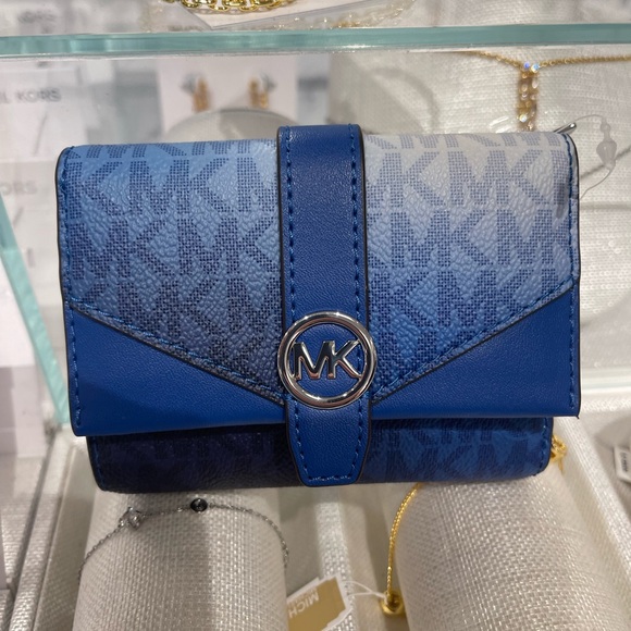 MICHAEL KORS Greenwich Medium Ombré Signature Logo Tri-Fold Wallet
Galaxy Blue - Picture 6 of 16